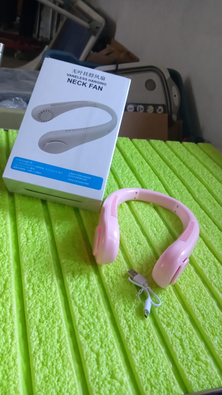 Portable Neck Fan: Holiday Hands Free Bladeless Neck Fan signaturekarts