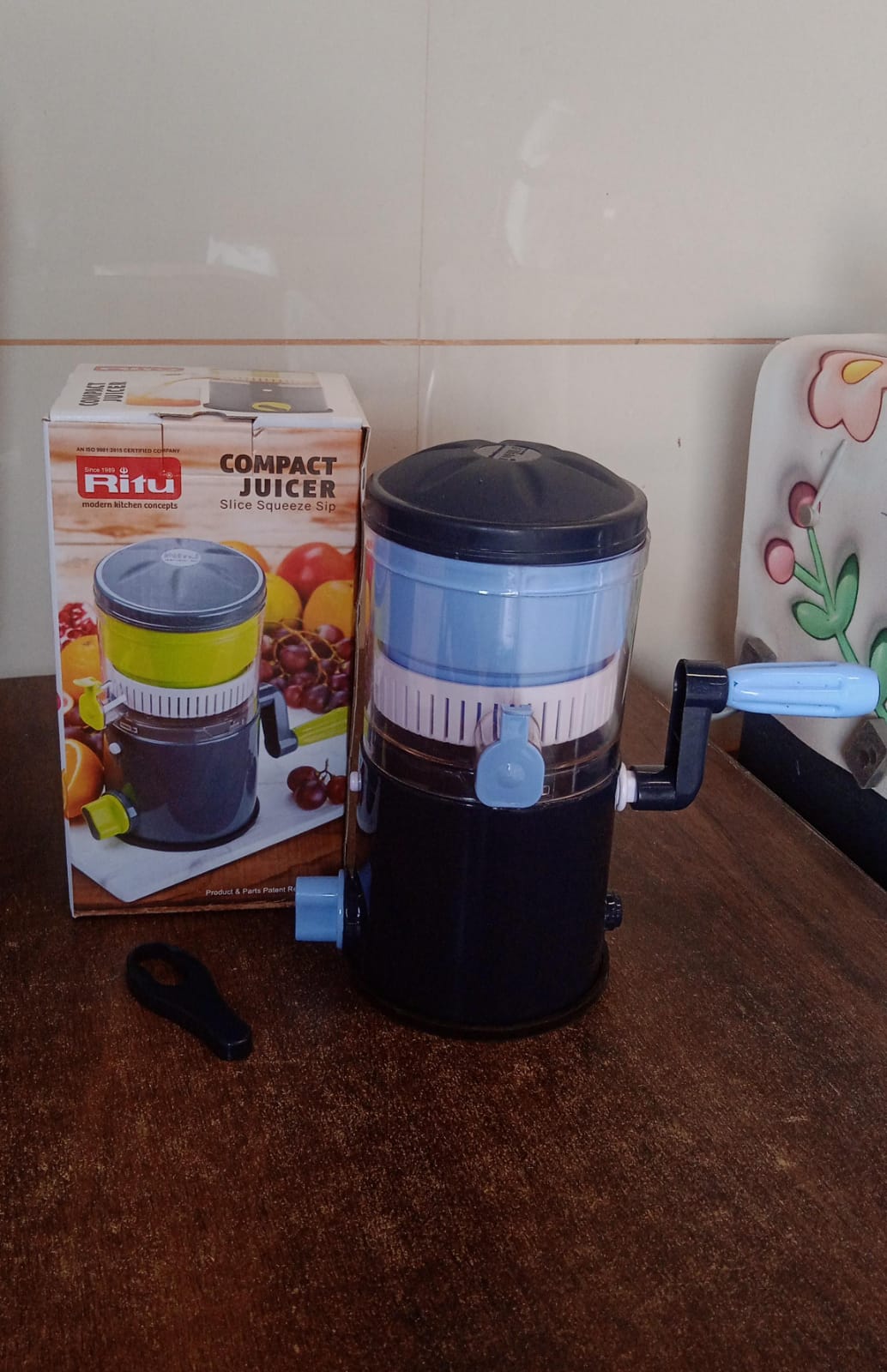 Ritu Hand Operated Compact Manual Juicer (Multicolor / 1 Pc) Signature kart