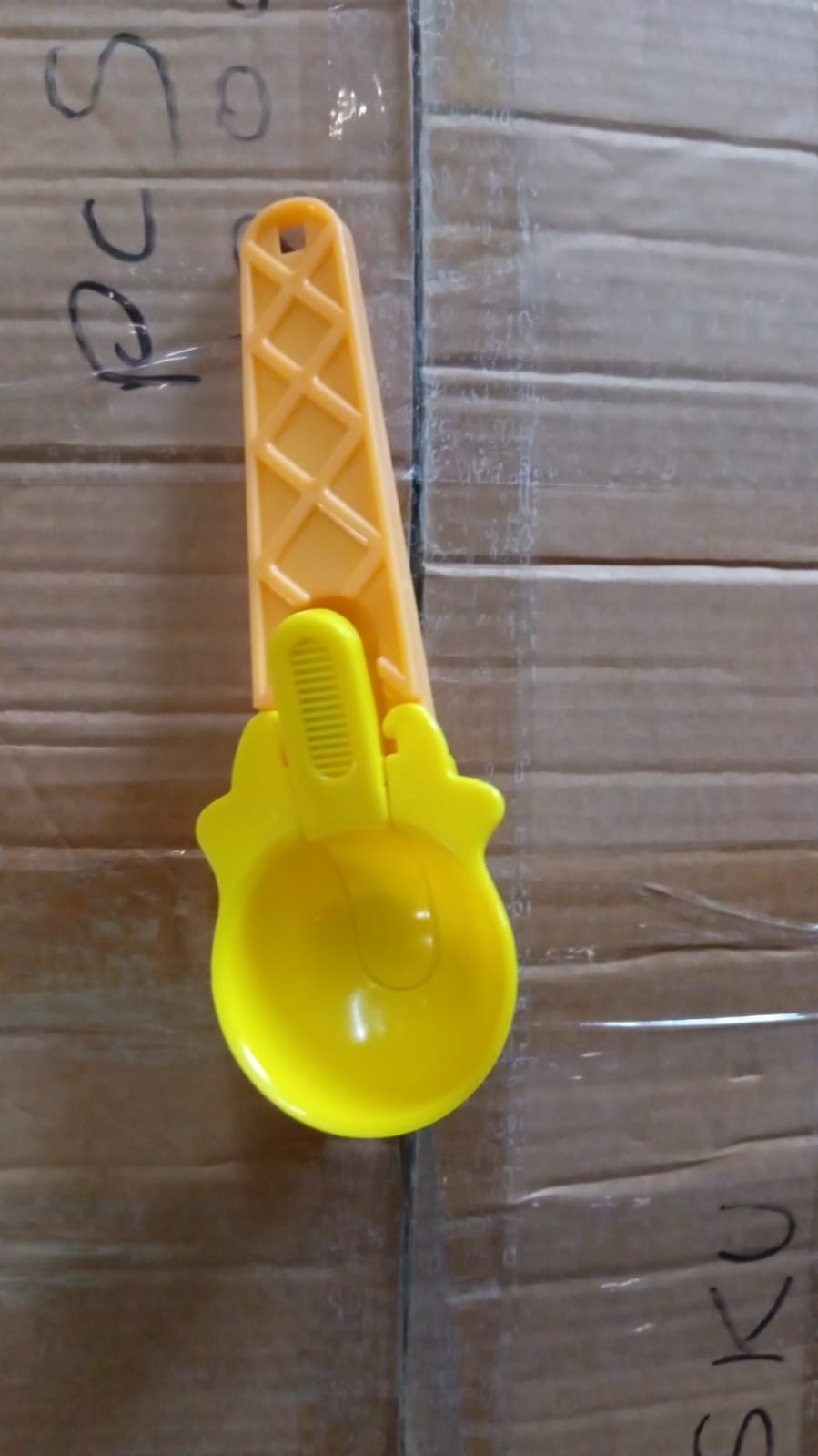 1-Piece Plastic Ice Cream & Watermelon Scooper with Trigger Dipper Signature kart