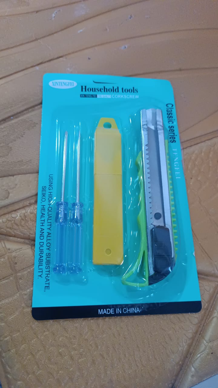 Heavy Duty Working Cutter Knife replacement blade, 2 Screwdriver Hand Tool (4 Pc Set) Signature kart