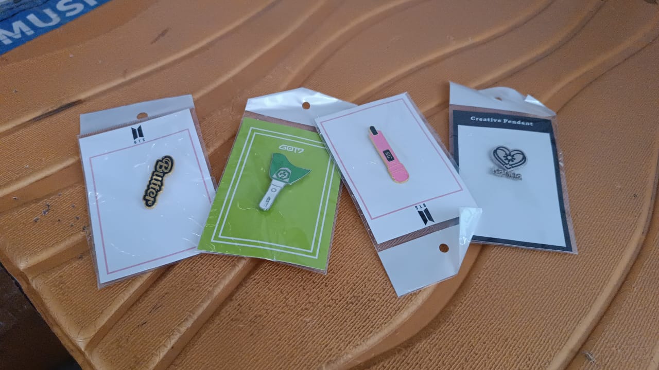 Stylish Metal Badge Pin – Single Piece (Random Design) Signature kart