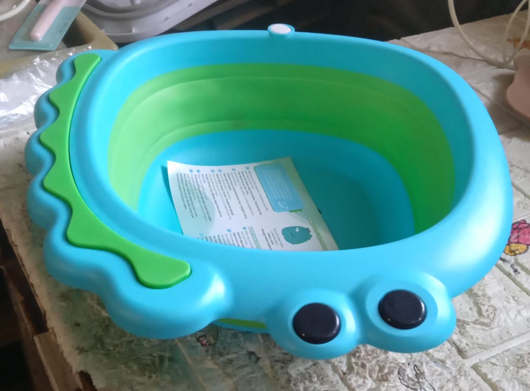 Frog Shape Foldable Baby Wash Basin – Space-Saving Face Washing Tub (33×31cm) signaturekarts