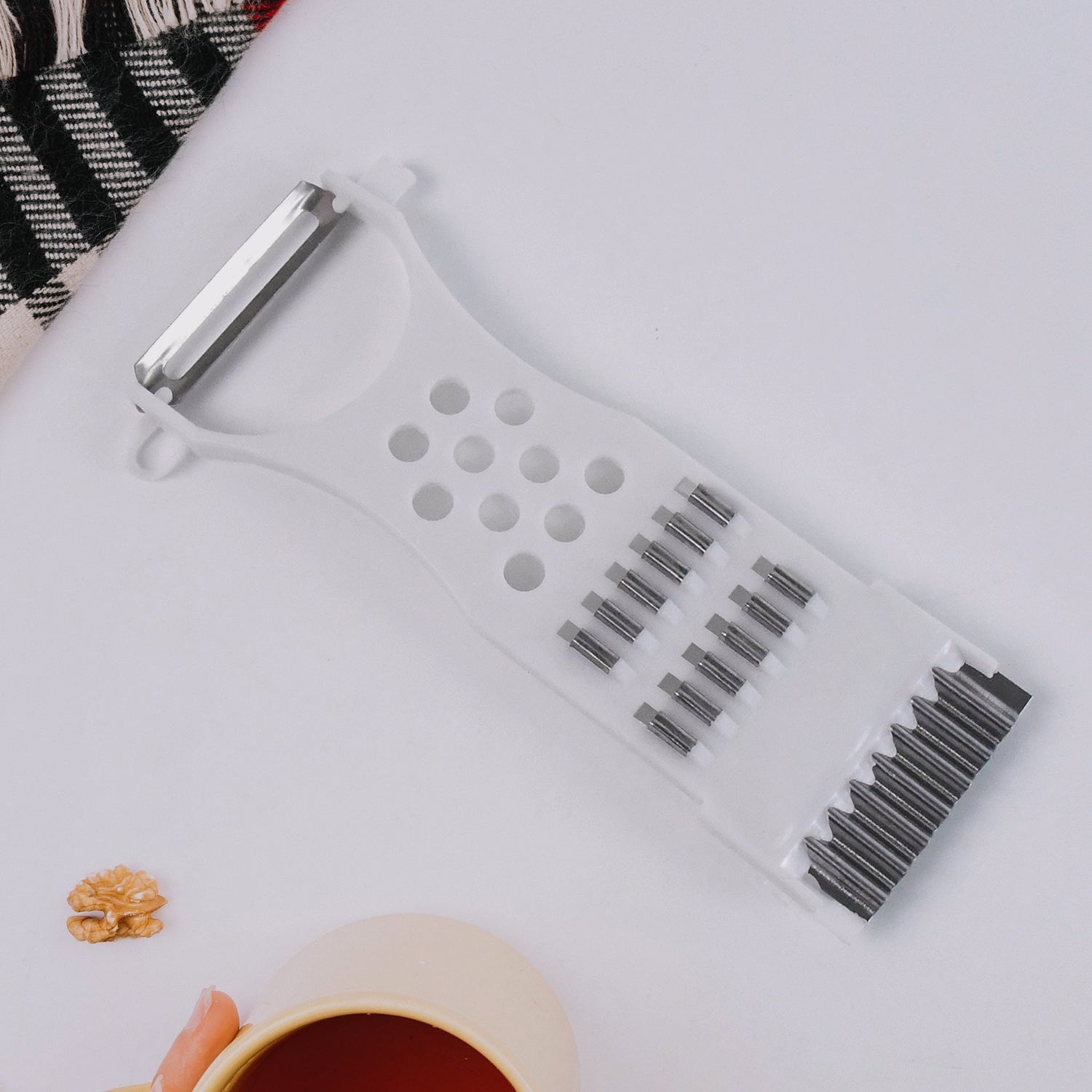 4-Piece Kitchen Cutting Set: Scissors, Peeler, Grater / Slicer, and Knife Signature kart