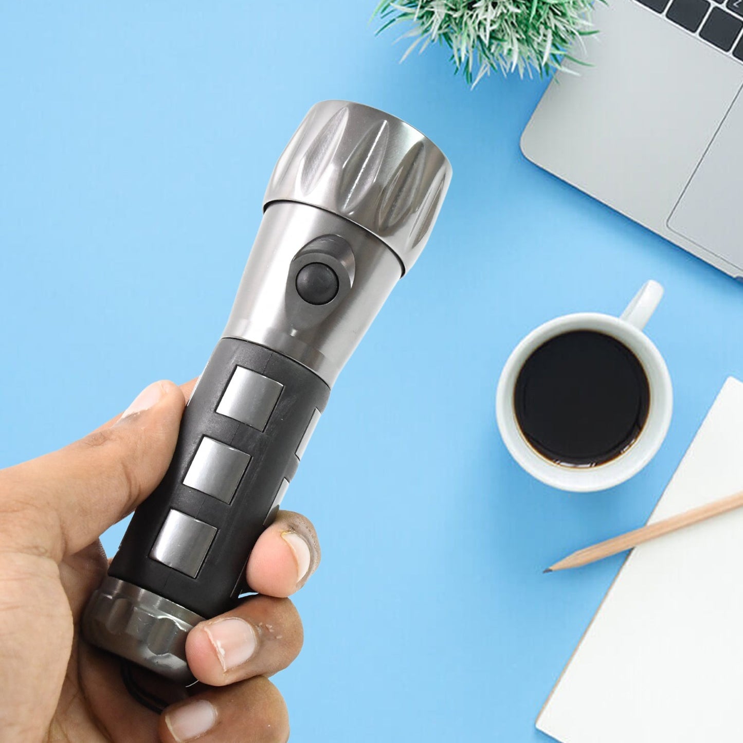 Aluminium Led/Xenon rubber grip Handtourch (3*1.5V AAA batteries / Not Included) Signaturekarts