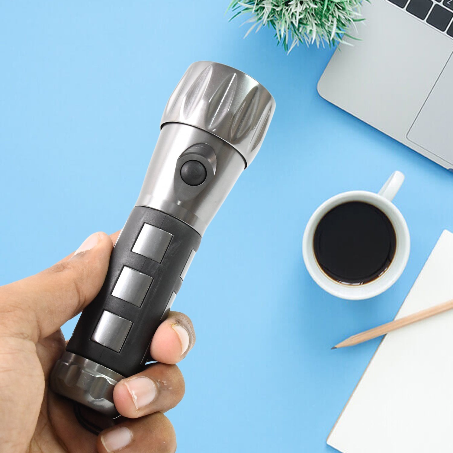 Aluminium Led/Xenon rubber grip Handtourch (3*1.5V AAA batteries / Not Included) Signaturekarts