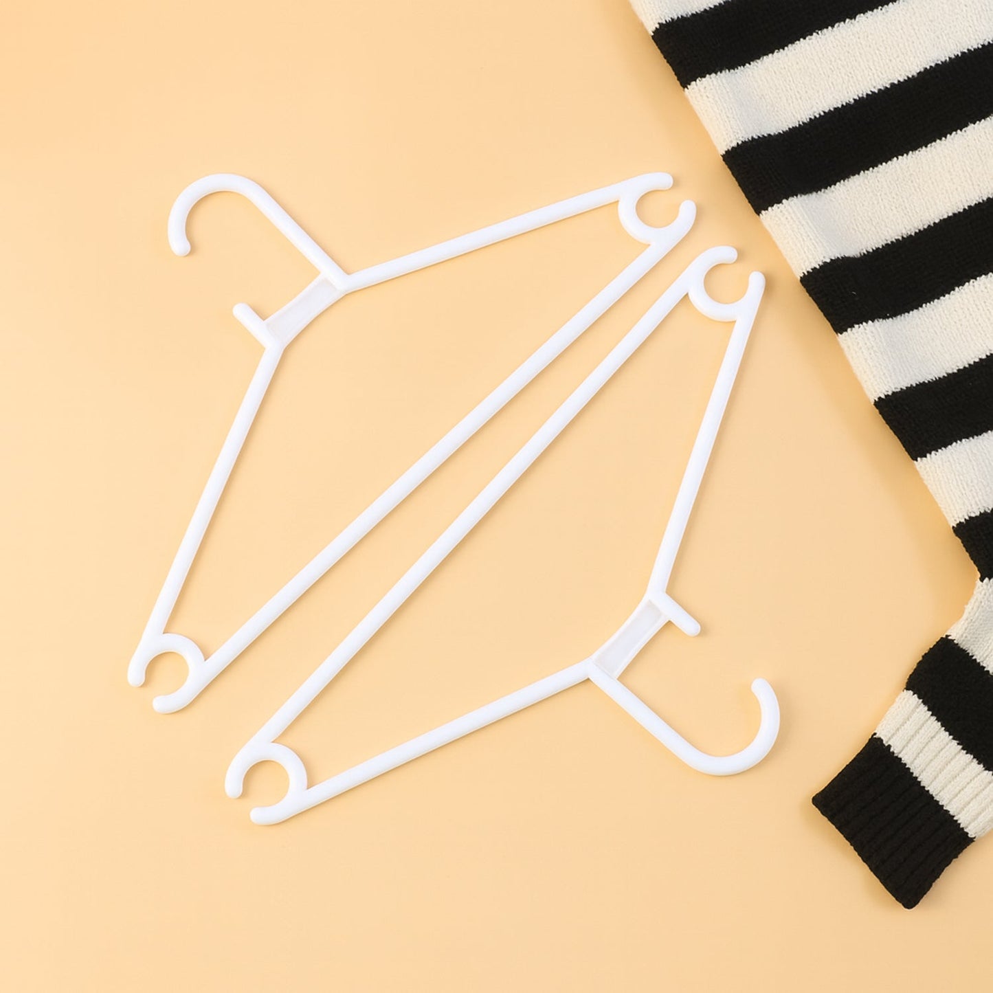 Plastic Clothes Hangers – Set of 6 The Morsignaturekarts