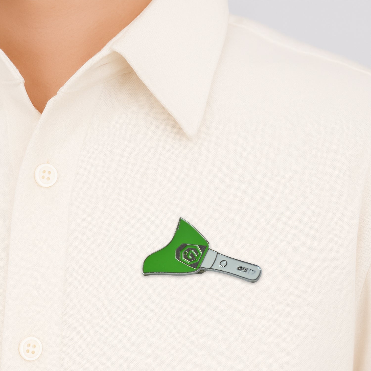 Stylish Metal Badge Pin – Single Piece (Random Design) Signature kart