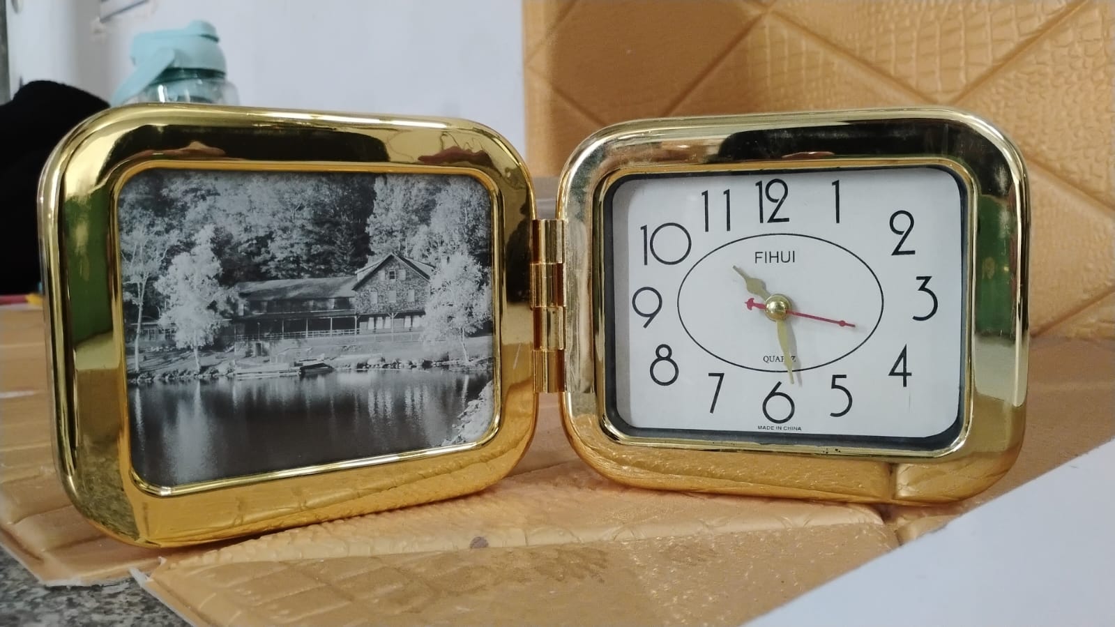 Portable Foldable Desk Clock – Space-Saving and Stylish (1 Pc) Signature kart