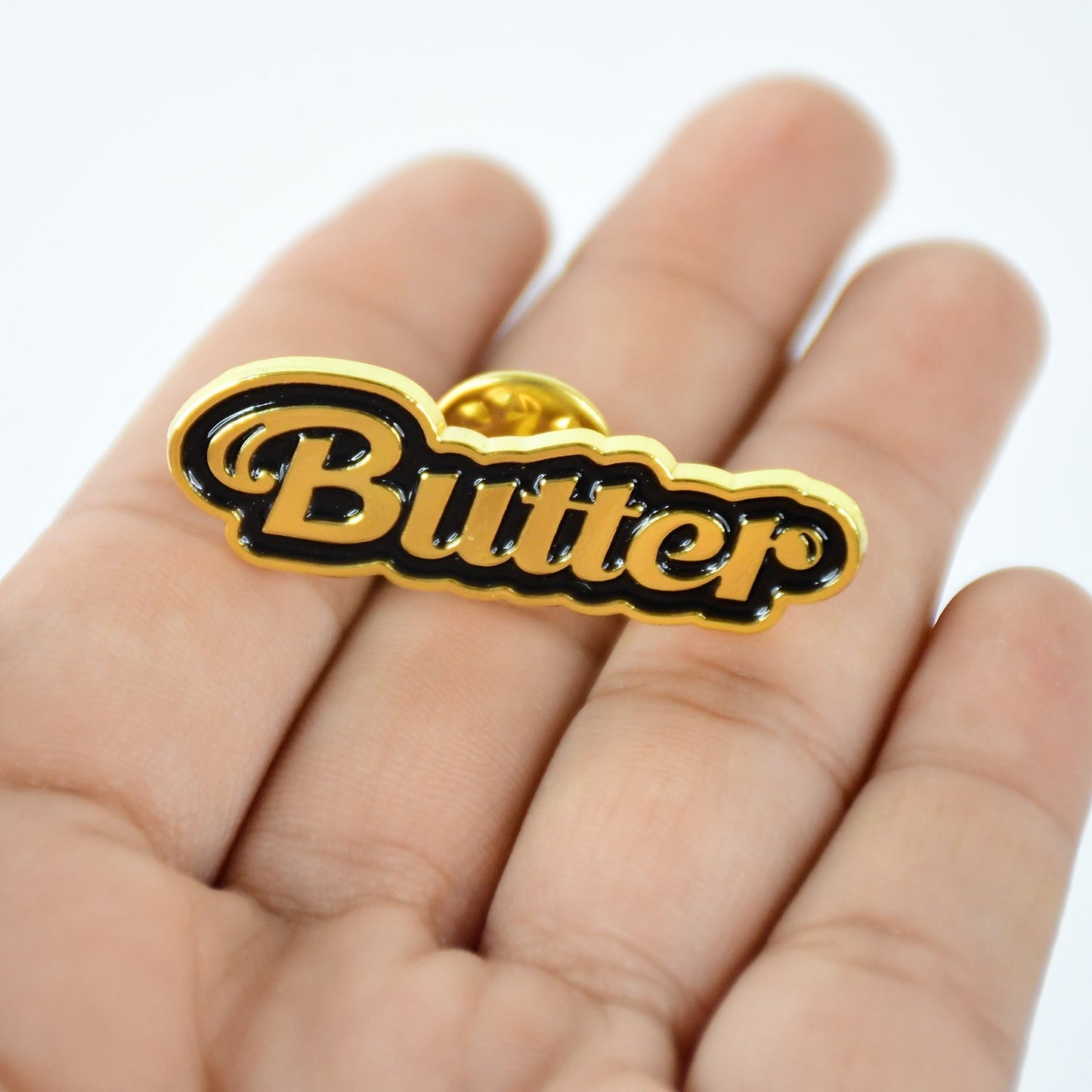 Stylish Metal Badge Pin – Single Piece (Random Design) Signature kart