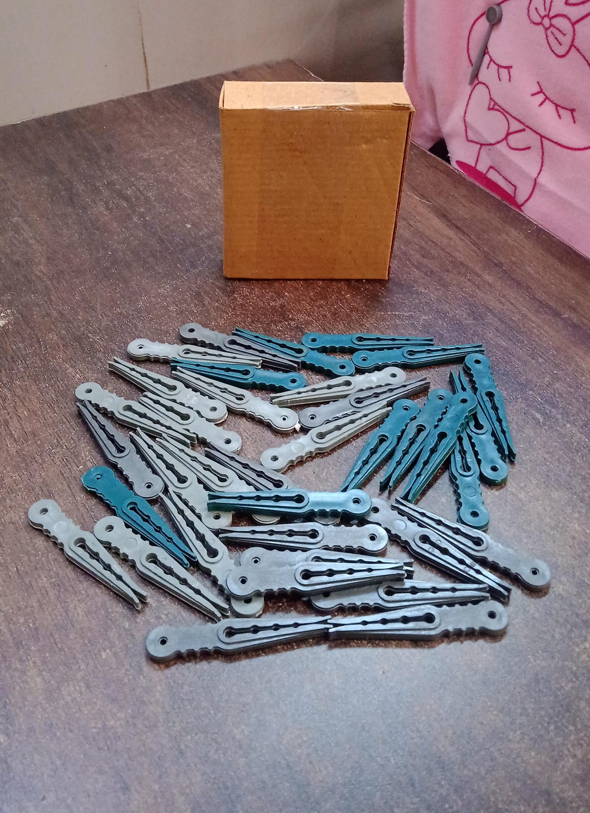 36Pcs MULTIPURPOSE PLASTIC CLOTH HANGING PEGS / CLIPS - 36 PCS Signaturekarts