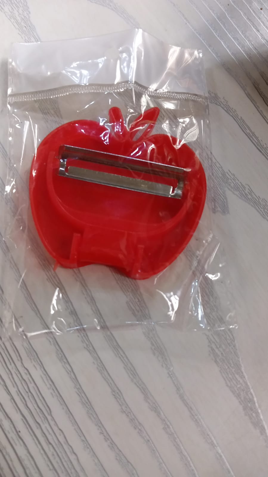 Apple Shaped Folding Vegetable Peeler for Kitchen Fruit Peeling vegetables signaturekarts