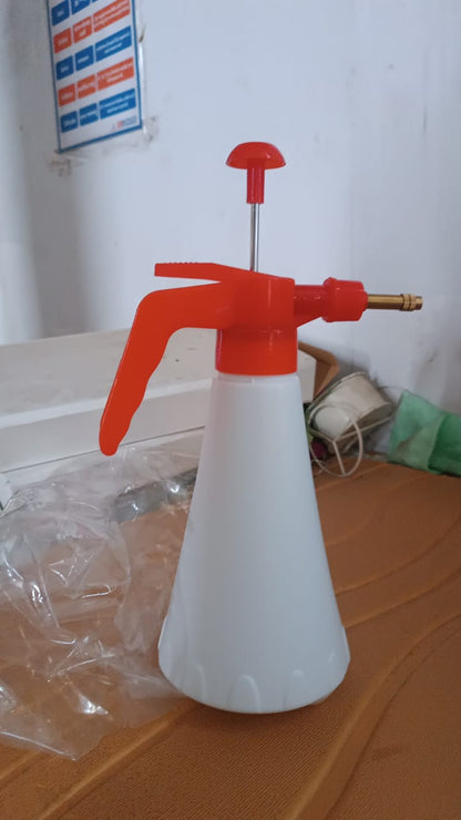 Handheld Pressure Water Sprayer Bottle (1 Ltr) Signature kart