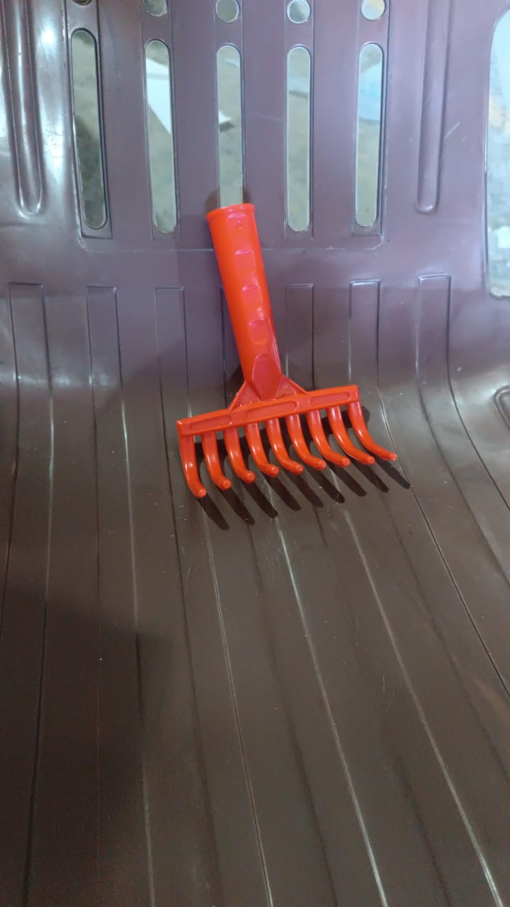Heavy Duty Plastic Garden Hand Rake – 9-Tooth Cultivator Tool (1 Pc) Signature kart