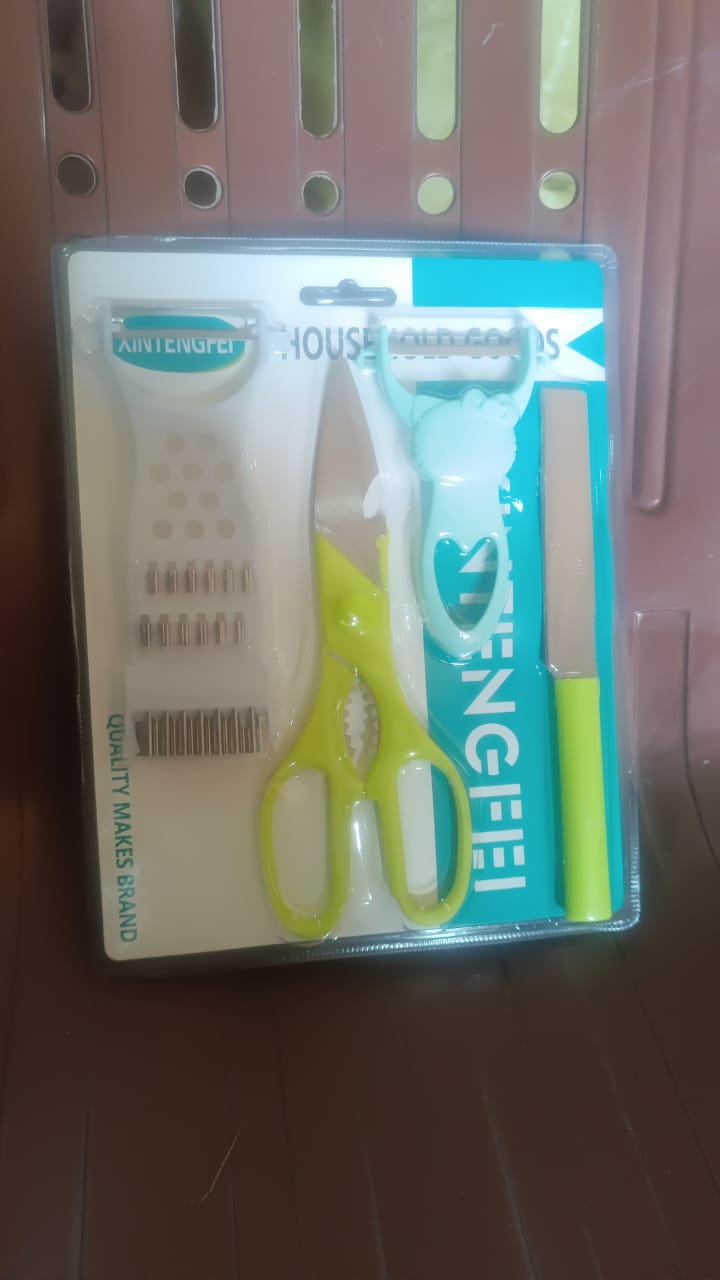 4-Piece Kitchen Cutting Set: Scissors, Peeler, Grater / Slicer, and Knife Signature kart