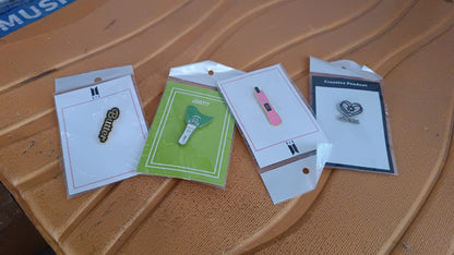 Stylish Metal Badge Pin – Single Piece (Random Design) Signature kart