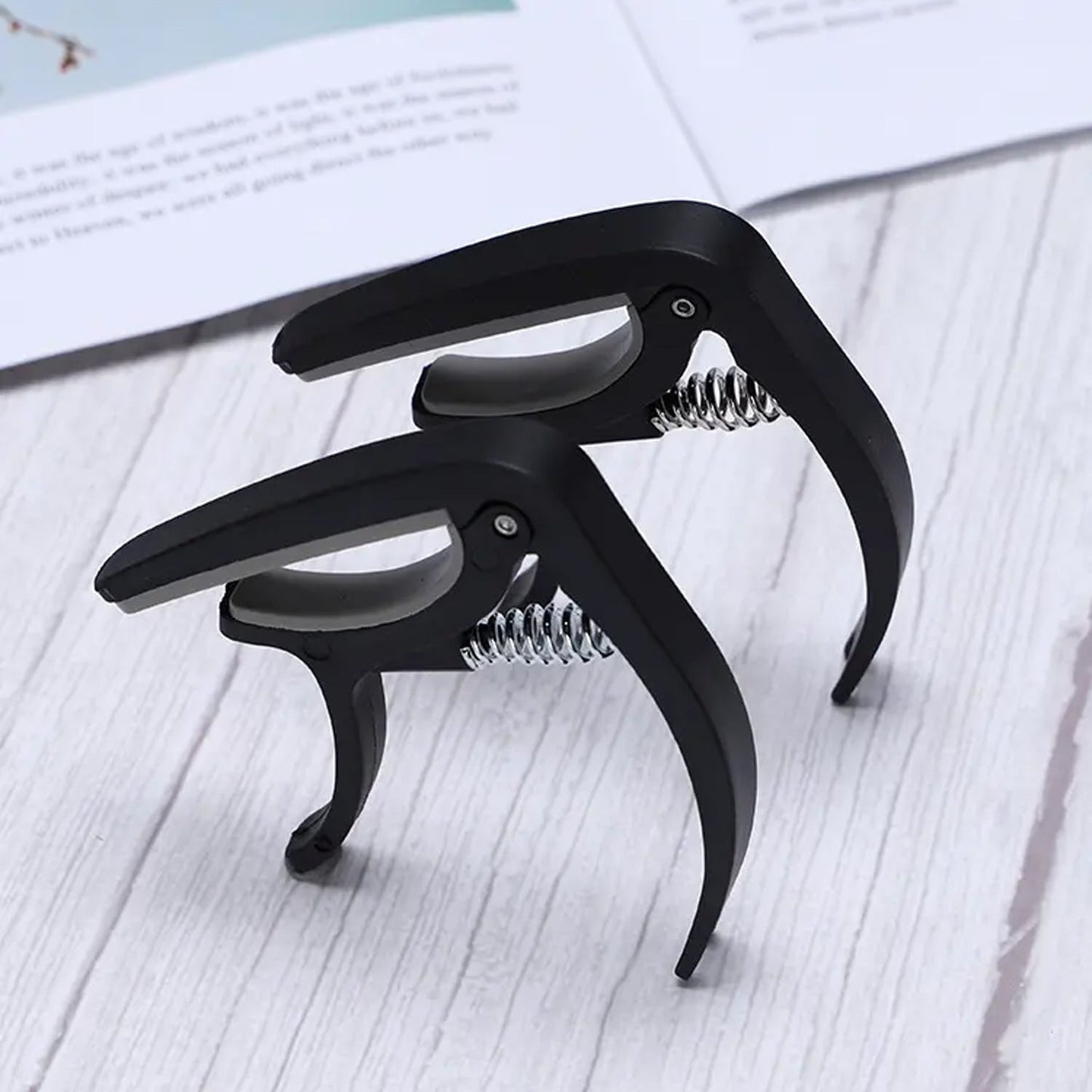 Guitar Capo with Pickup Stand – Soft Capo for Acoustic & Electric Instruments signaturekarts